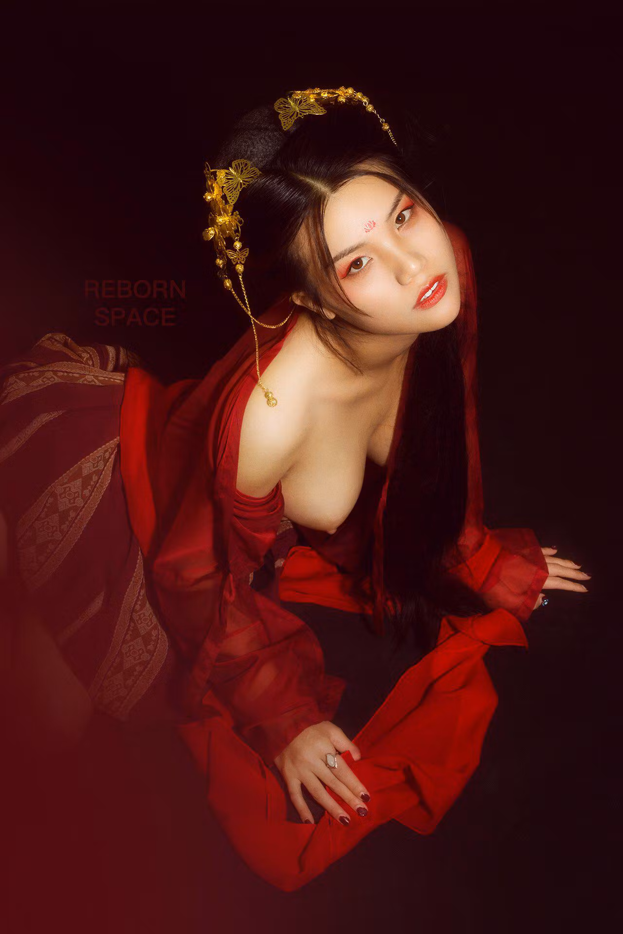 摄影师REBORNSPACE古风飞天制服美女站在天空之镜湖面上